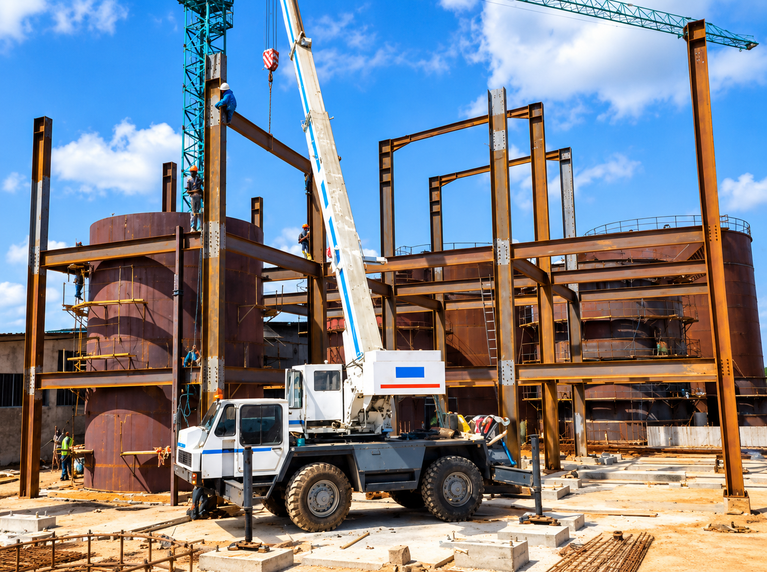 Pose des charpente et tanks de stockage